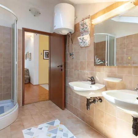 2 Bedroom Gorgeous In Апартаменты Задар